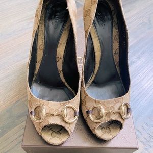 SOlDxXXXGucci Logo Horse bit open toe heels